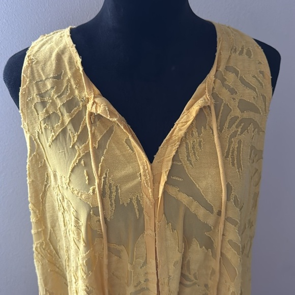 CUPIO Sz XL yellow sleeveless textured split collar ties top blouse - Picture 2 of 8